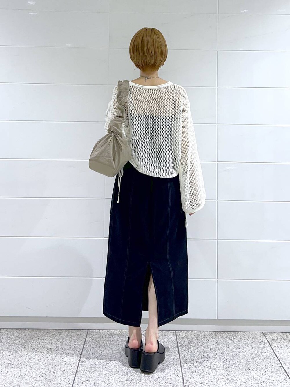 ブラック系のサンダル、ブラック系のキャミソール、ホワイト系のニット/セーターを着用したレディースの夏コーディネートの3枚目の写真