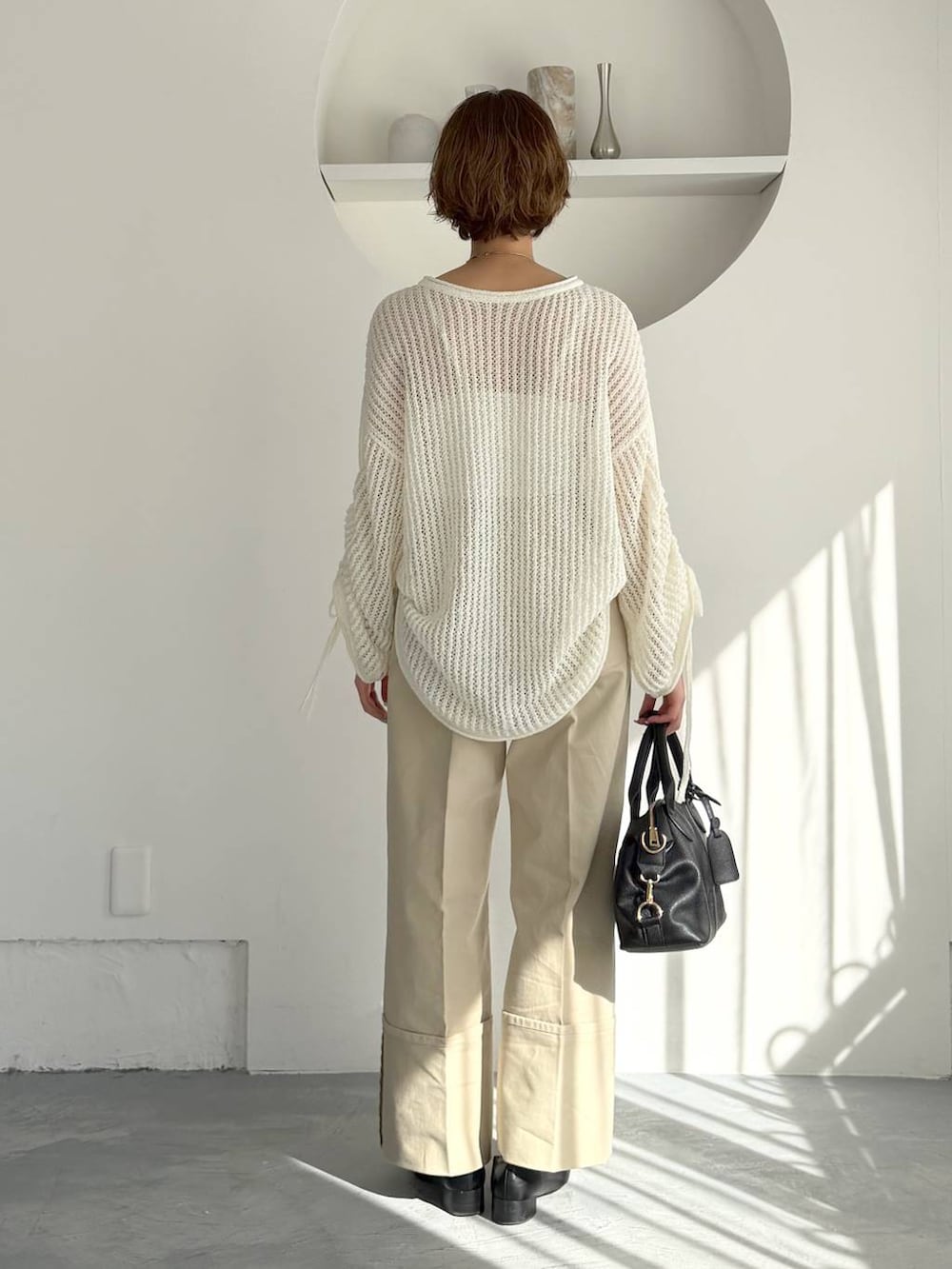 ブラック系のボストンバッグ、ブラック系のローファー、ブラック系のMA-1を着用したレディースの冬コーディネートの7枚目の写真