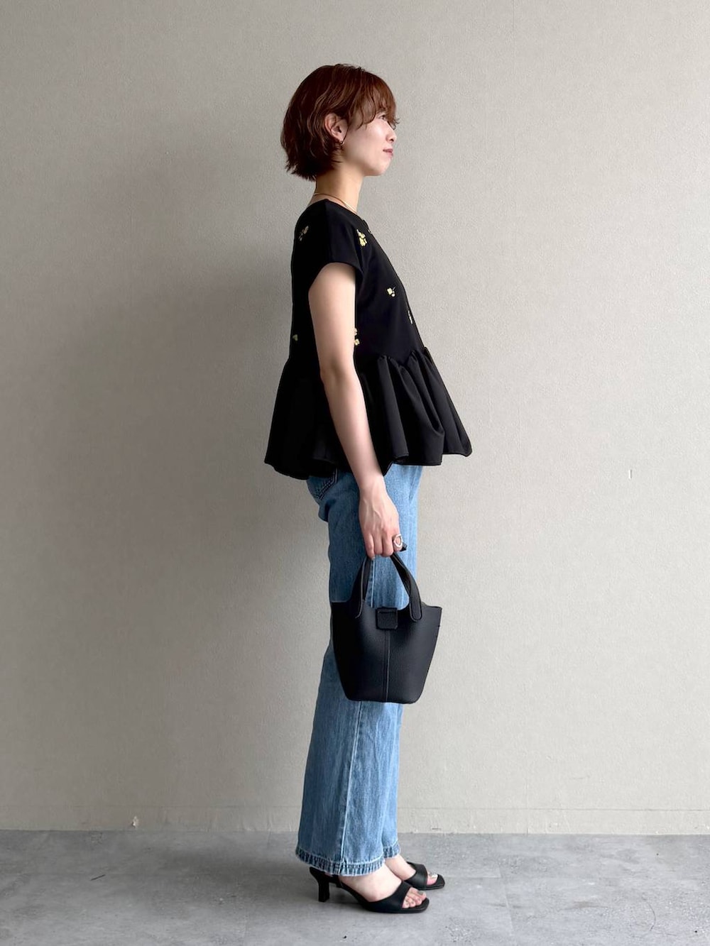 その他のTシャツ/カットソー、ブルー系のデニムパンツ、ブラック系のサンダルを着用したレディースの夏コーディネートの2枚目の写真