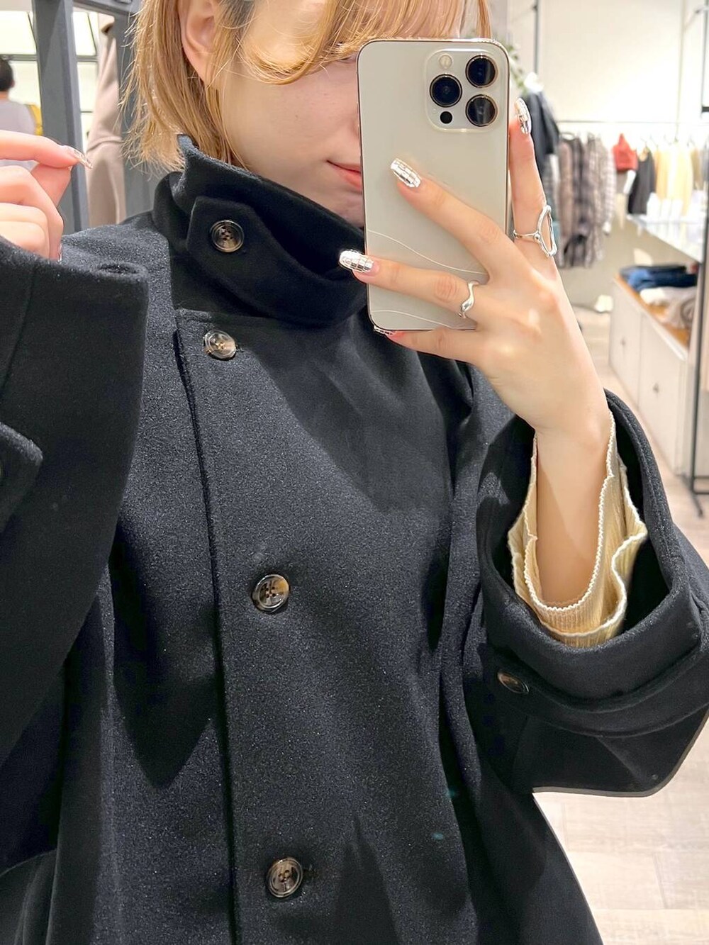 ブラック系のその他アウター、ブラウン系のハンドバッグ、ブラック系のブーツを着用したレディースの秋コーディネートの8枚目の写真