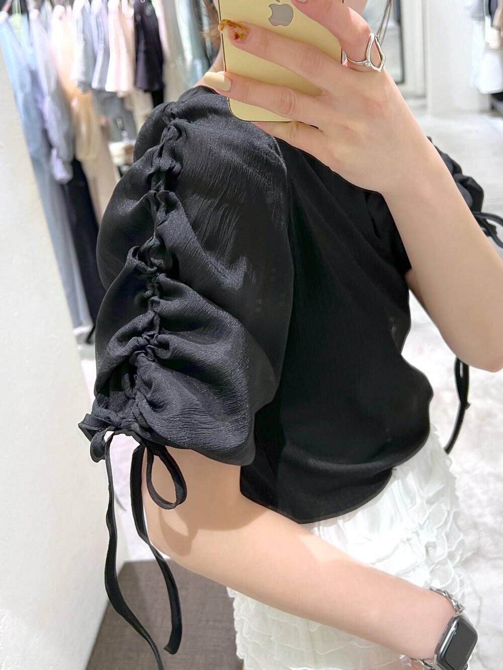 ブラック系のサンダル、シルバー系のハンドバッグ、ブラック系のTシャツ/カットソーを着用したレディースの春コーディネートの5枚目の写真