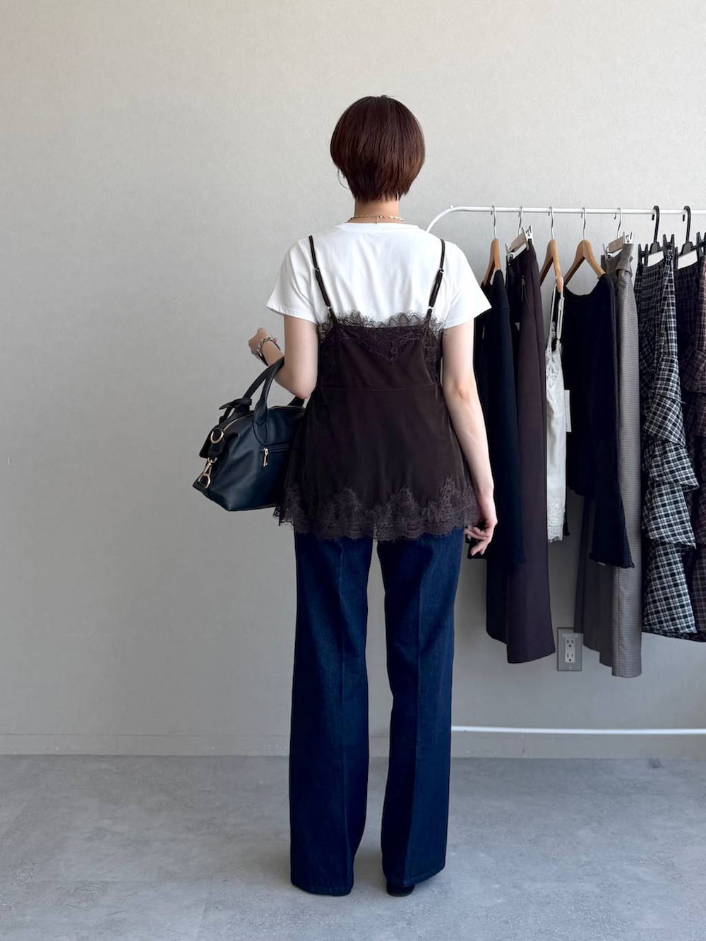 ブラック系のサンダル、ホワイト系のTシャツ/カットソー、ブラウン系のキャミソールを着用したレディースの夏コーディネートの7枚目の写真