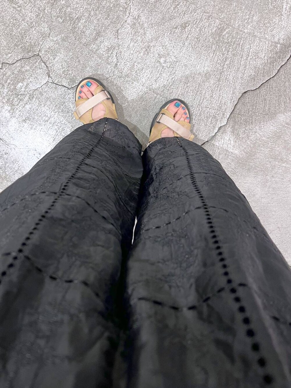 ベージュ系のサンダル、ベージュ系のニット/セーター、ブラック系のその他パンツを着用したレディースの夏コーディネートの6枚目の写真