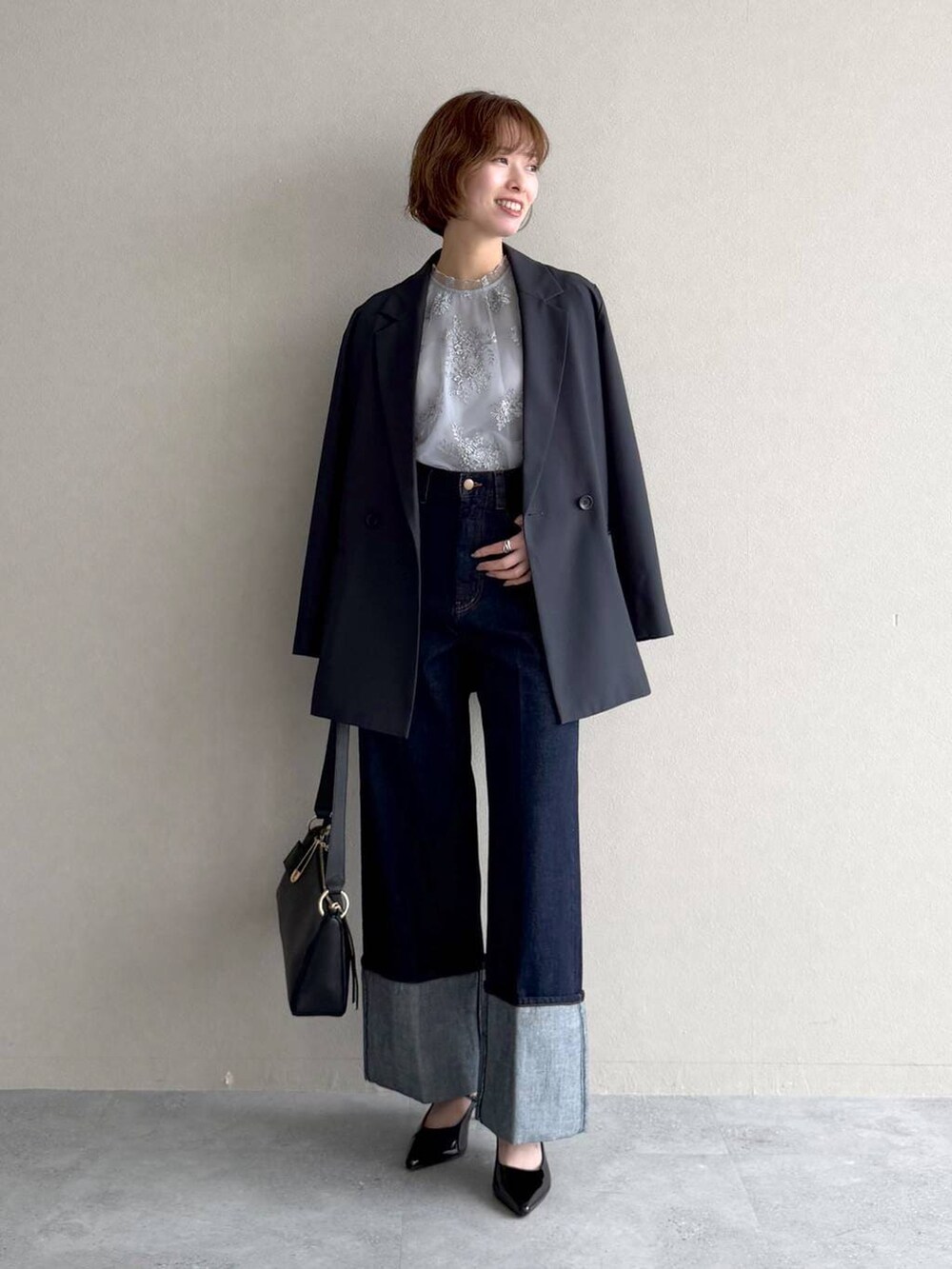 ブラック系のサンダル、ブルー系のシャツ/ブラウス、ブラック系のショルダーバッグを着用したレディースの春コーディネートの9枚目の写真