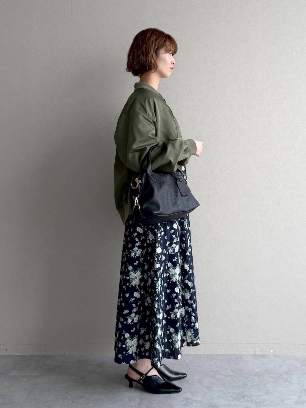 ブラック系のボストンバッグ、ブラック系のサンダル、グリーン系のMA-1を着用したレディースの春コーディネートの2枚目の写真