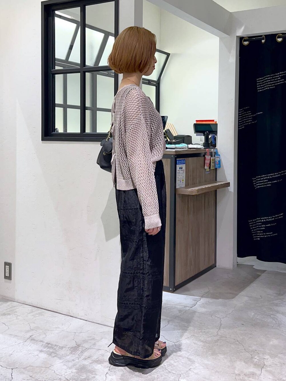 ベージュ系のサンダル、ベージュ系のニット/セーター、ブラック系のその他パンツを着用したレディースの夏コーディネートの2枚目の写真