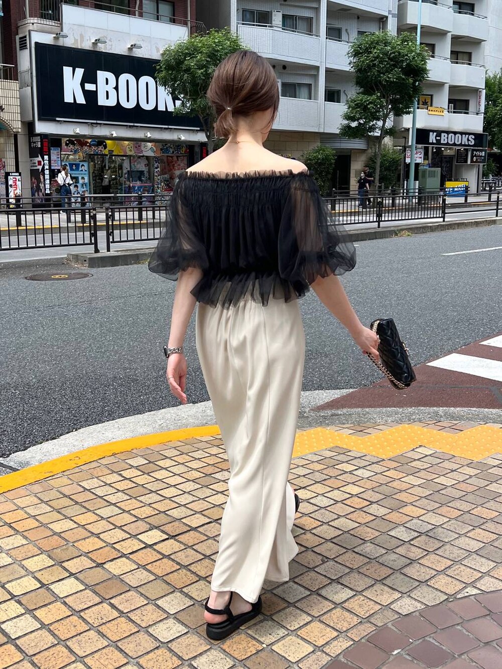 ブラック系のサンダル、ブラック系のシャツ/ブラウス、ブラック系のショルダーバッグを着用したレディースの夏コーディネートの6枚目の写真