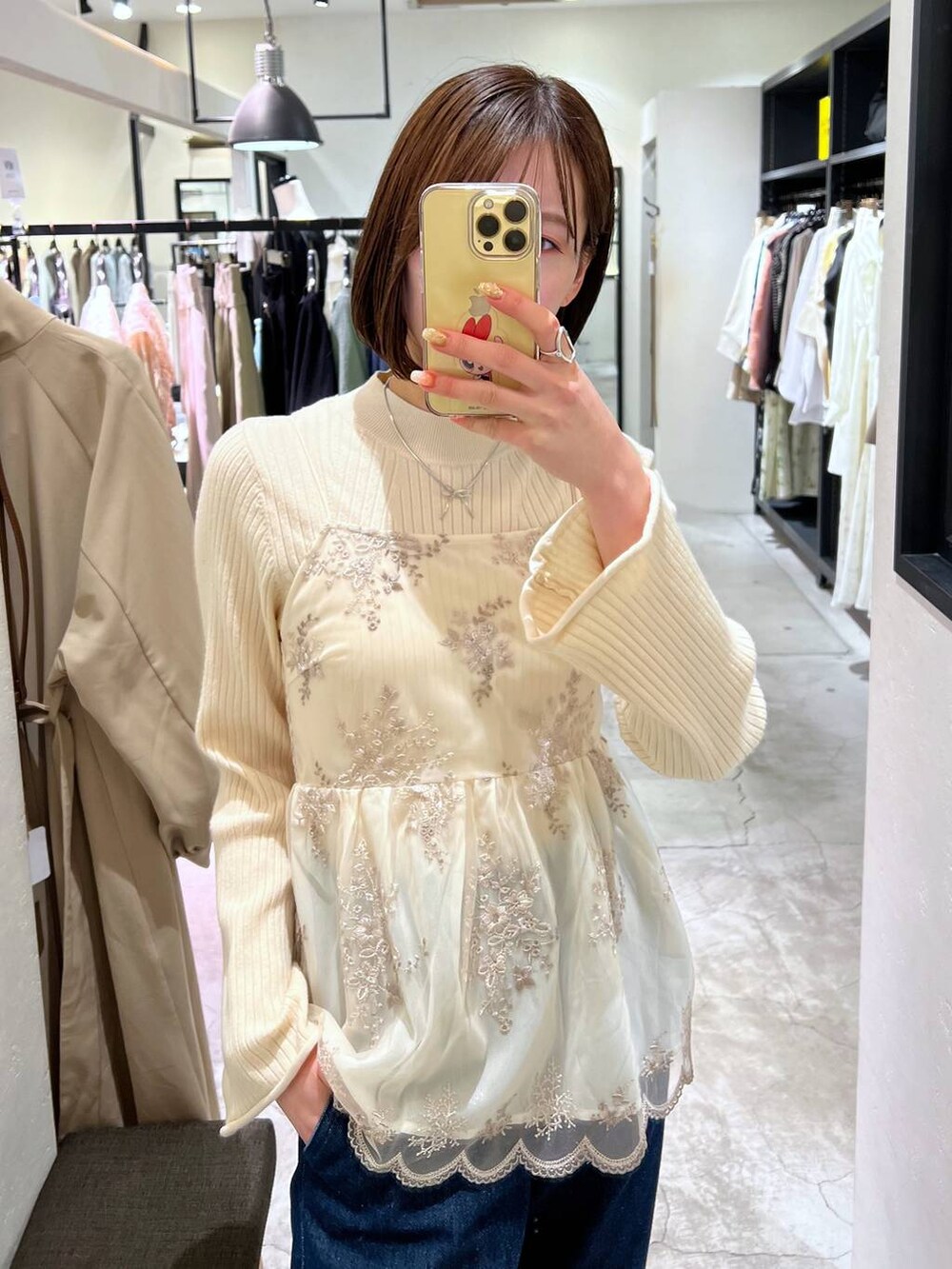 ホワイト系のその他トップス、ホワイト系のニット/セーター、ブルー系のデニムパンツを着用したレディースの春コーディネートの3枚目の写真