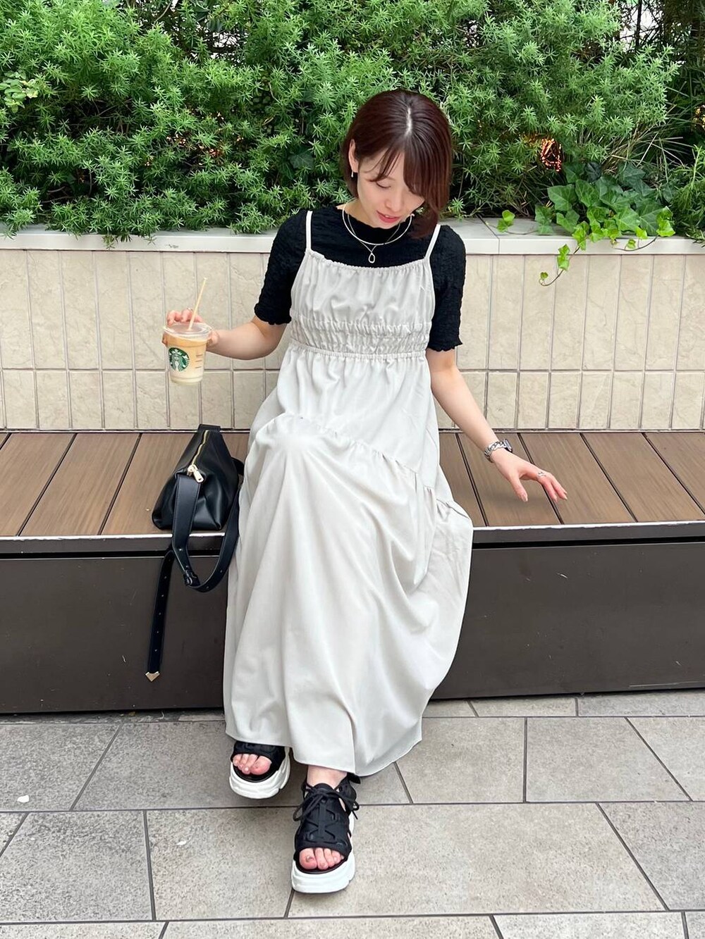 ブラック系のサンダル、ブラック系のTシャツ/カットソー、ブラック系のショルダーバッグを着用したレディースの夏コーディネートの6枚目の写真