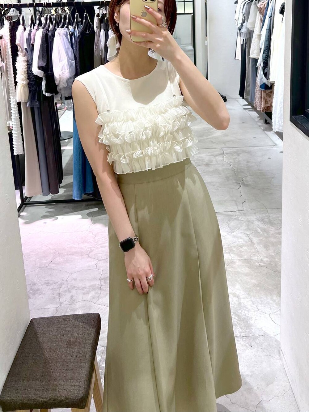 ホワイト系のサンダル、グリーン系のスカート、ブラウン系のショルダーバッグを着用したレディースの夏コーディネートの4枚目の写真