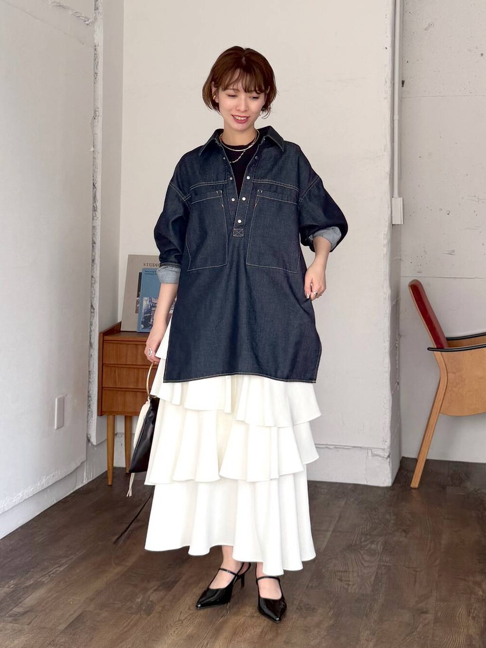 ホワイト系のスカート、ブラック系のサンダル、ブルー系のシャツ/ブラウスを着用したレディースの春コーディネートの5枚目の写真