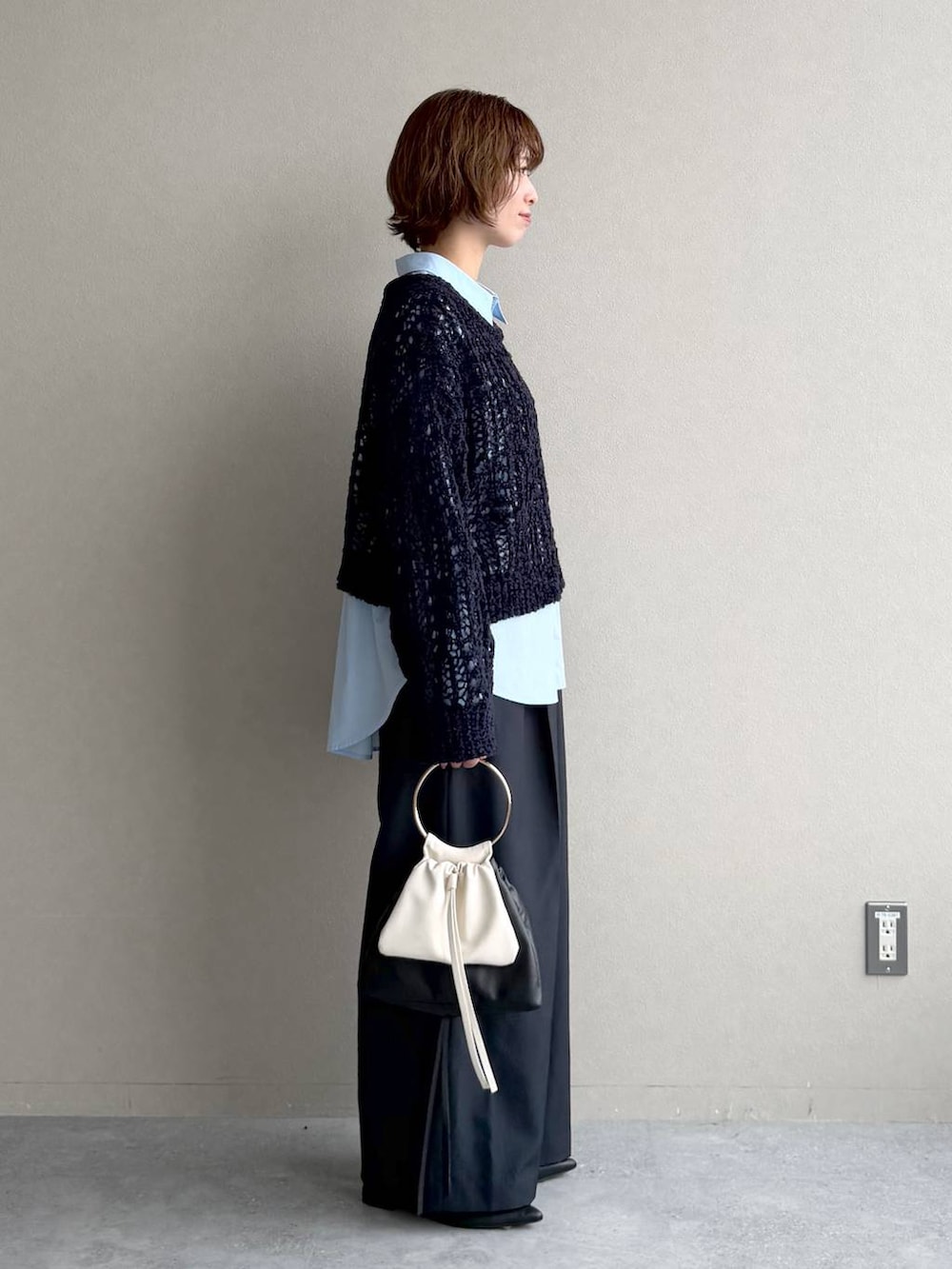 ブルー系のシャツ/ブラウス、ブラック系のパンプス、ブラック系のブルゾンを着用したレディースの冬コーディネートの6枚目の写真