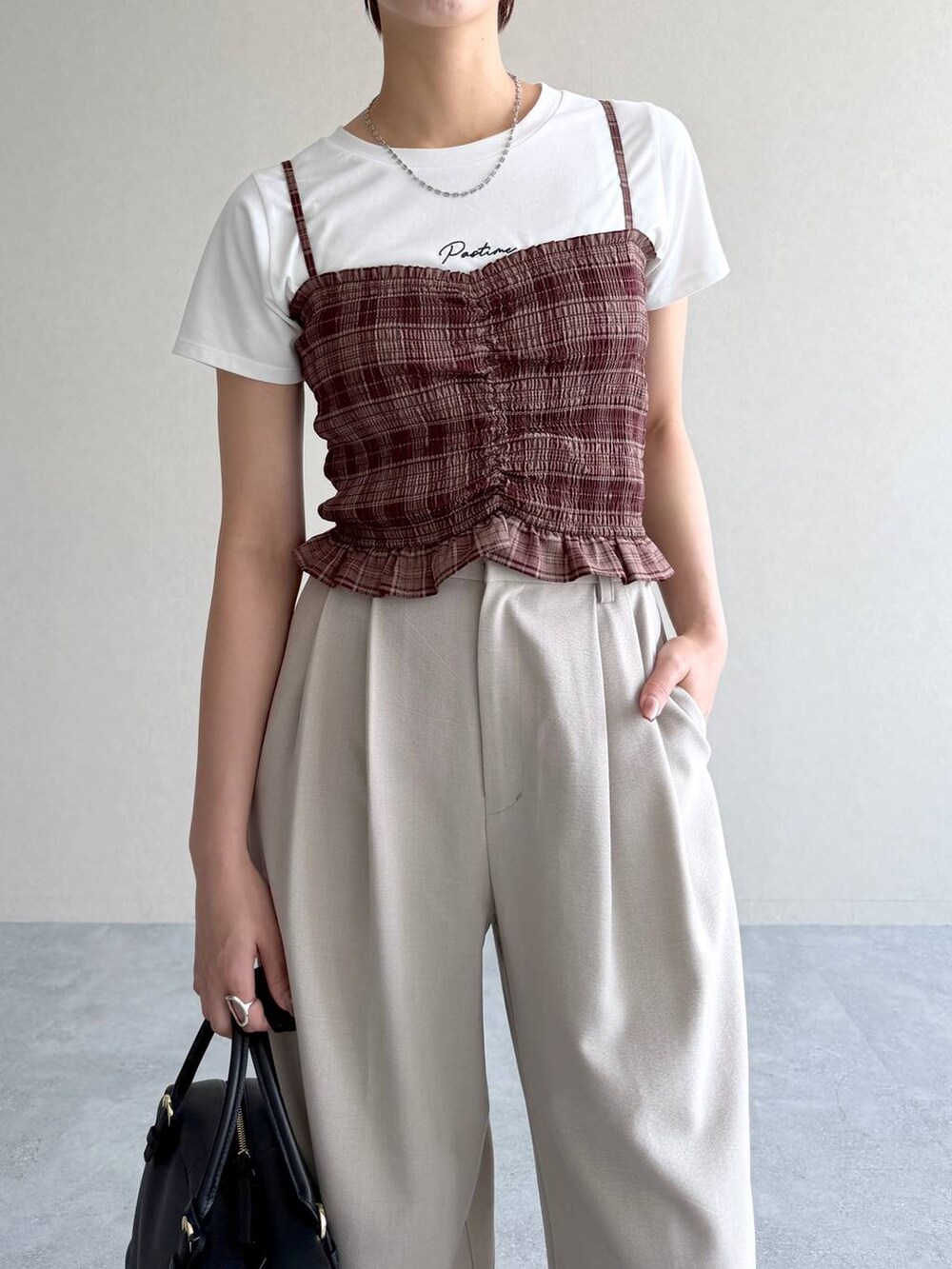 ブラック系のサンダル、ホワイト系のTシャツ/カットソー、レッド系のシャツ/ブラウスを着用したレディースの夏コーディネートの4枚目の写真
