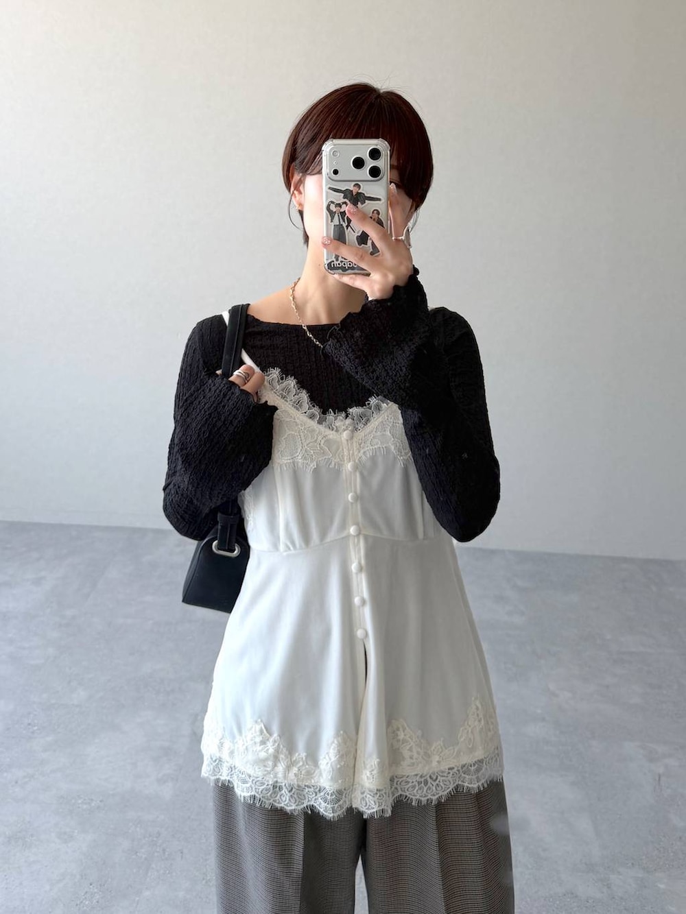 ブラック系のローファー、ホワイト系のキャミソール、ブラック系のTシャツ/カットソーを着用したレディースの秋コーディネートの4枚目の写真