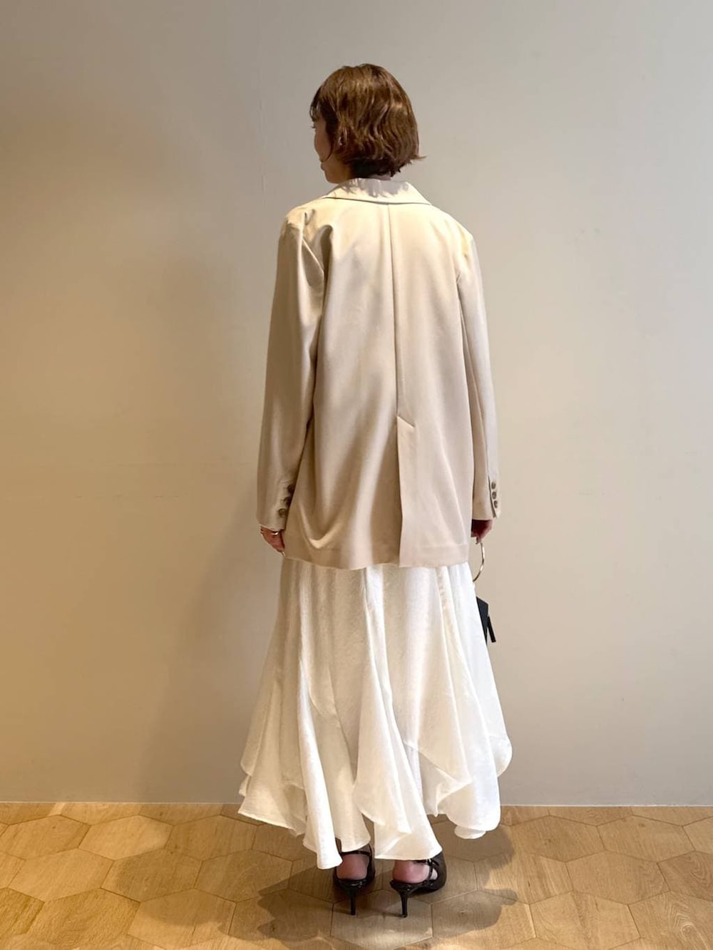 ブラック系のサンダル、ブラック系のショルダーバッグ、ブルー系のニット/セーターを着用したレディースの冬コーディネートの3枚目の写真