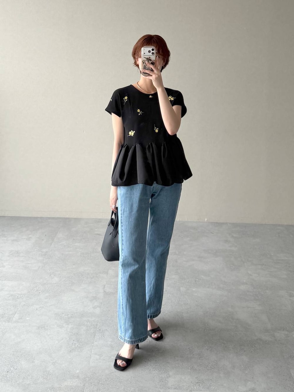 その他のTシャツ/カットソー、ブルー系のデニムパンツ、ブラック系のサンダルを着用したレディースの夏コーディネートの5枚目の写真