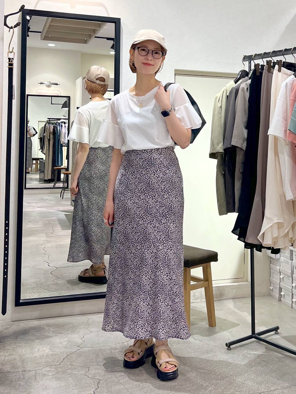 ベージュ系のサンダル、ホワイト系のTシャツ/カットソー、ブラック系のショルダーバッグを着用したレディースの夏コーディネートの4枚目の写真