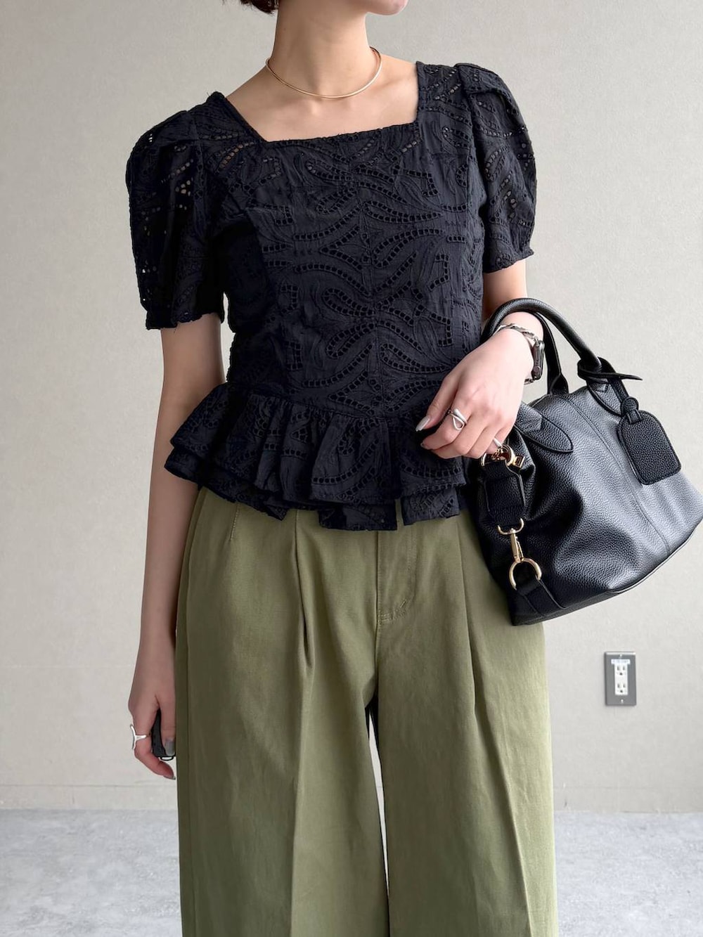 ブラック系のボストンバッグ、ブラック系のサンダル、ブラック系のシャツ/ブラウスを着用したレディースの春コーディネートの4枚目の写真