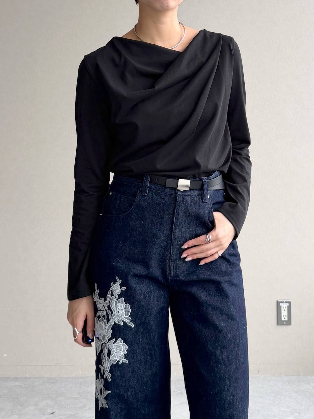 ブラック系のサンダル、ブルー系のデニムパンツ、ブラック系のTシャツ/カットソーを着用したレディースの秋コーディネートの8枚目の写真