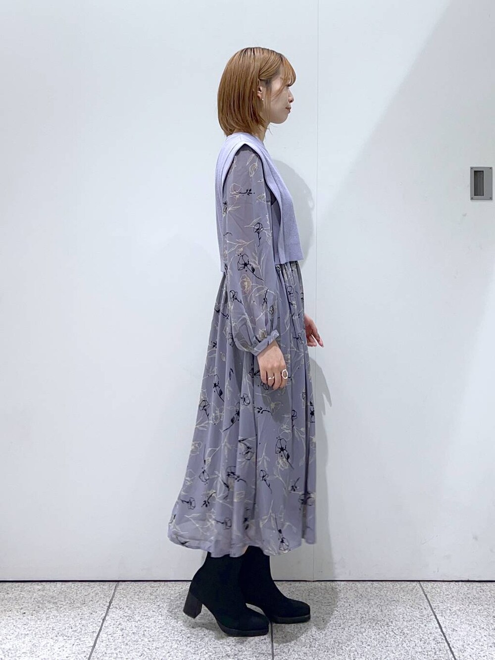 ブラック系のブーツ、ブルー系のワンピース、ホワイト系のショルダーバッグを着用したレディースの秋コーディネートの8枚目の写真