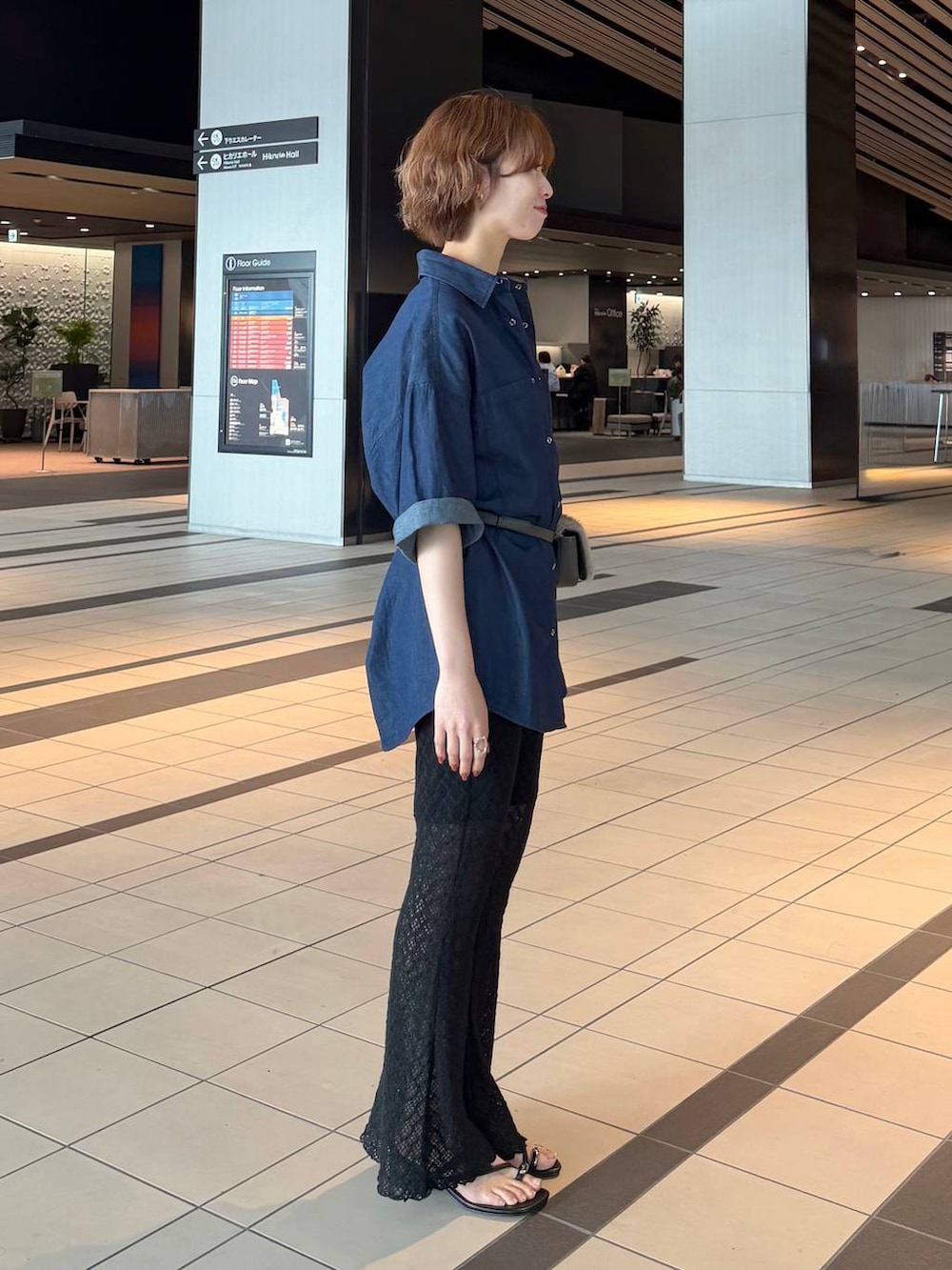 ブラック系のその他パンツ、グレー系のボディバッグ/ウエストポーチ、ブラック系のサンダルを着用したレディースの夏コーディネートの2枚目の写真