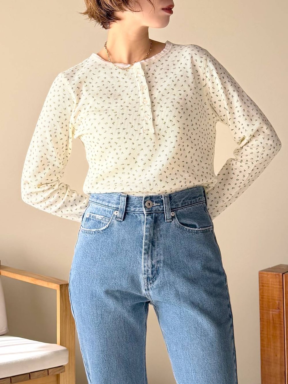 ブラック系のボストンバッグ、ブルー系のデニムパンツ、ブラック系のサンダルを着用したレディースの冬コーディネートの5枚目の写真