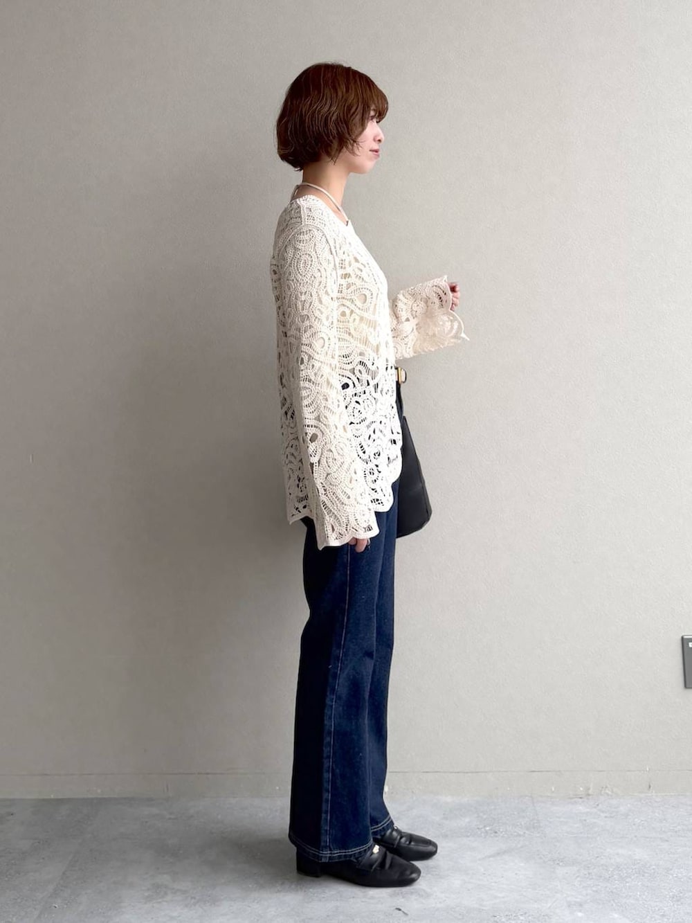 ブラック系のローファー、ブルー系のデニムパンツ、ブラウン系のブルゾンを着用したレディースの春コーディネートの5枚目の写真