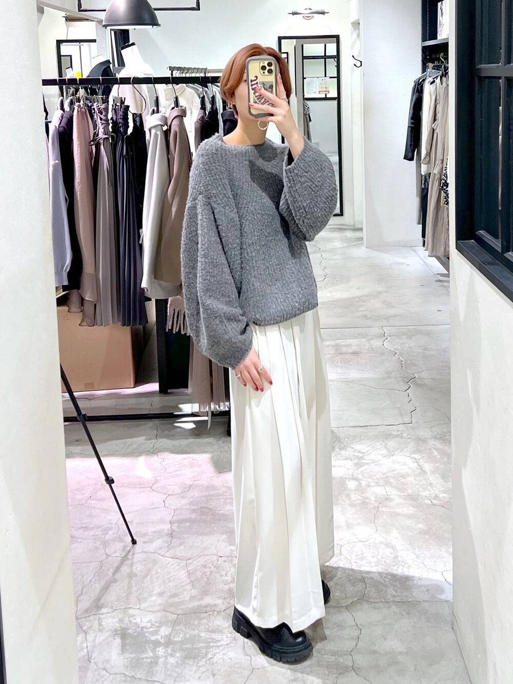 ブラック系のブーツ、グレー系のニット/セーター、ホワイト系のその他パンツを着用したレディースの冬コーディネートの2枚目の写真