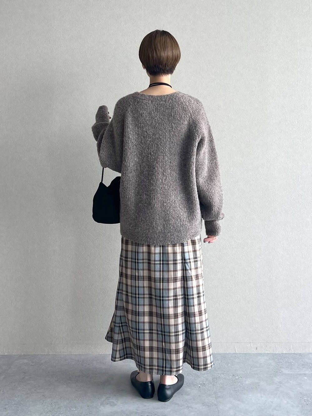 ベージュ系のカーディガン/ボレロ、ブラック系のバレエシューズ、ブラック系のキャミソールを着用したレディースの秋コーディネートの3枚目の写真