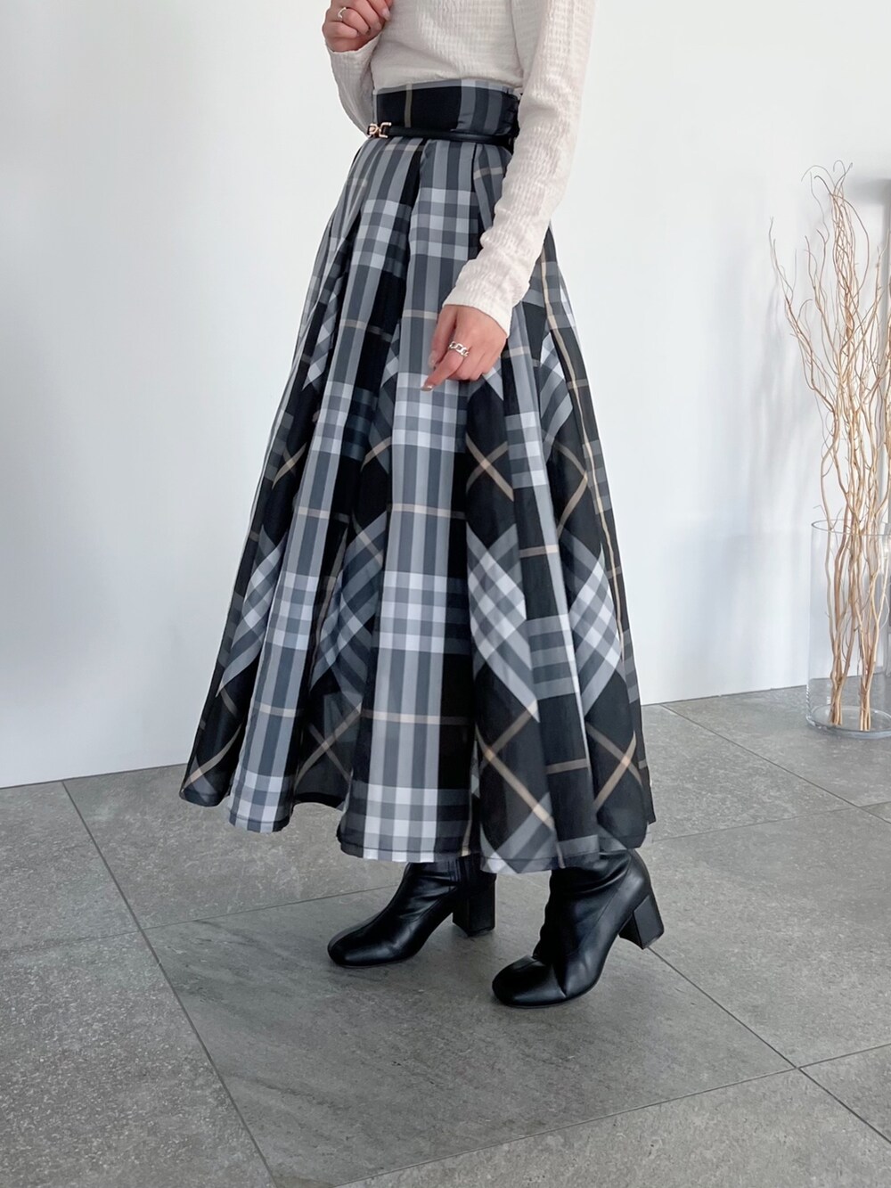 ホワイト系のTシャツ/カットソー、レッド系のショルダーバッグ、ブラック系のスカートを着用したレディースの夏コーディネートの4枚目の写真