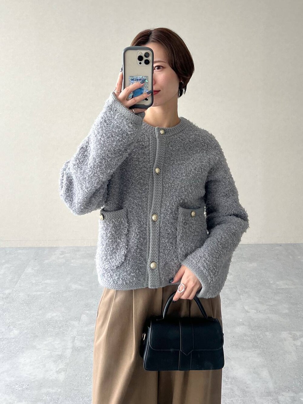 グレー系のカーディガン/ボレロ、ブラック系のローファー、ベージュ系のその他パンツを着用したレディースの秋コーディネートの4枚目の写真