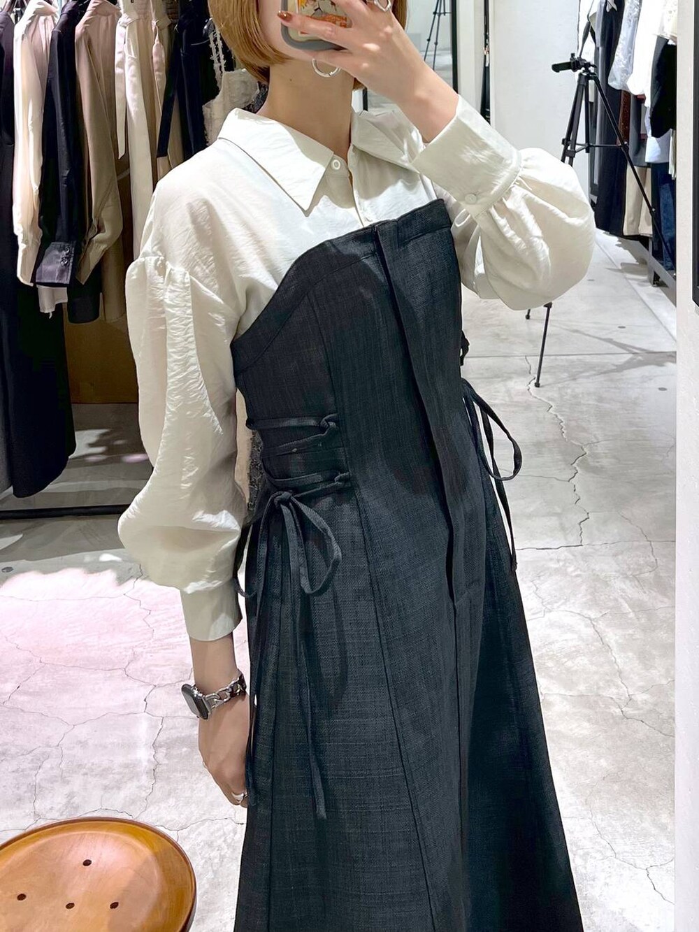 ブラック系のブーツ、グレー系のワンピース、ブラック系のショルダーバッグを着用したレディースの秋コーディネートの4枚目の写真