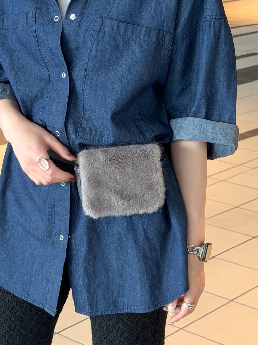 ブラック系のその他パンツ、グレー系のボディバッグ/ウエストポーチ、ブラック系のサンダルを着用したレディースの夏コーディネートの5枚目の写真