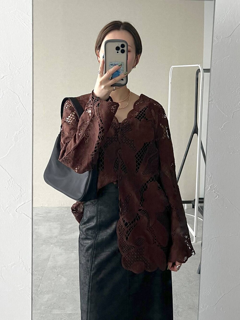 ブラウン系のシャツ/ブラウス、ブラック系のスカート、ブラック系のスリッポンを着用したレディースの秋コーディネートの5枚目の写真