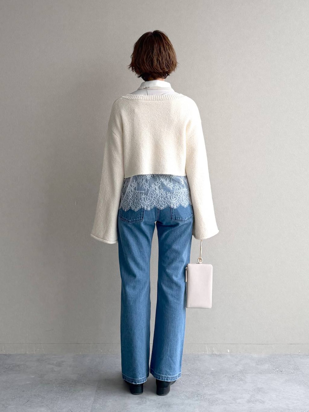 ブラック系のローファー、ブルー系のデニムパンツ、ベージュ系のテーラードジャケットを着用したレディースの冬コーディネートの6枚目の写真