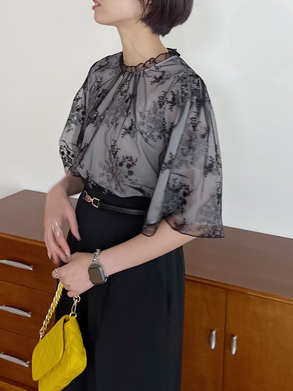 ブラック系のシャツ/ブラウス、ブラック系のパンツ、ブラック系のサンダルを着用したレディースの夏コーディネートの2枚目の写真