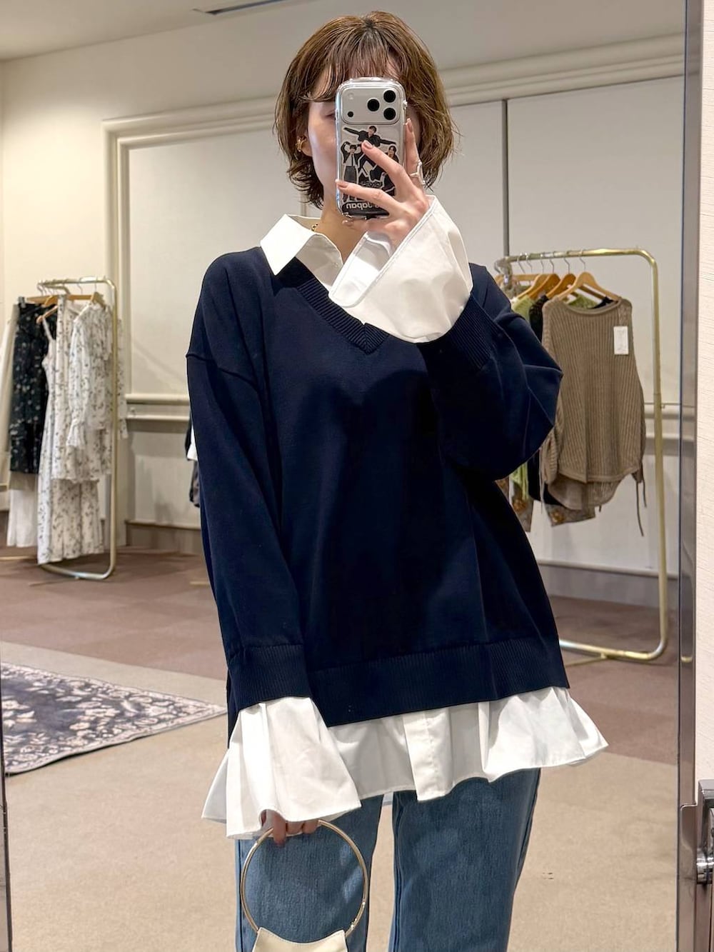 ブルー系のデニムパンツ、ブラック系のサンダル、ブルー系のニット/セーターを着用したレディースの冬コーディネートの4枚目の写真