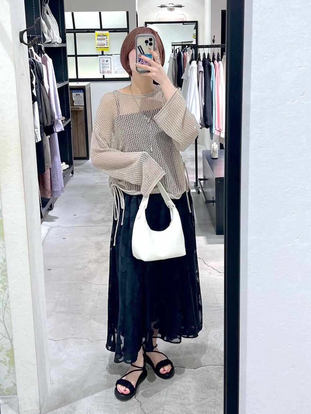 ブラック系のサンダル、ベージュ系のニット/セーター、ブラック系のキャミソールを着用したレディースの春コーディネートの4枚目の写真