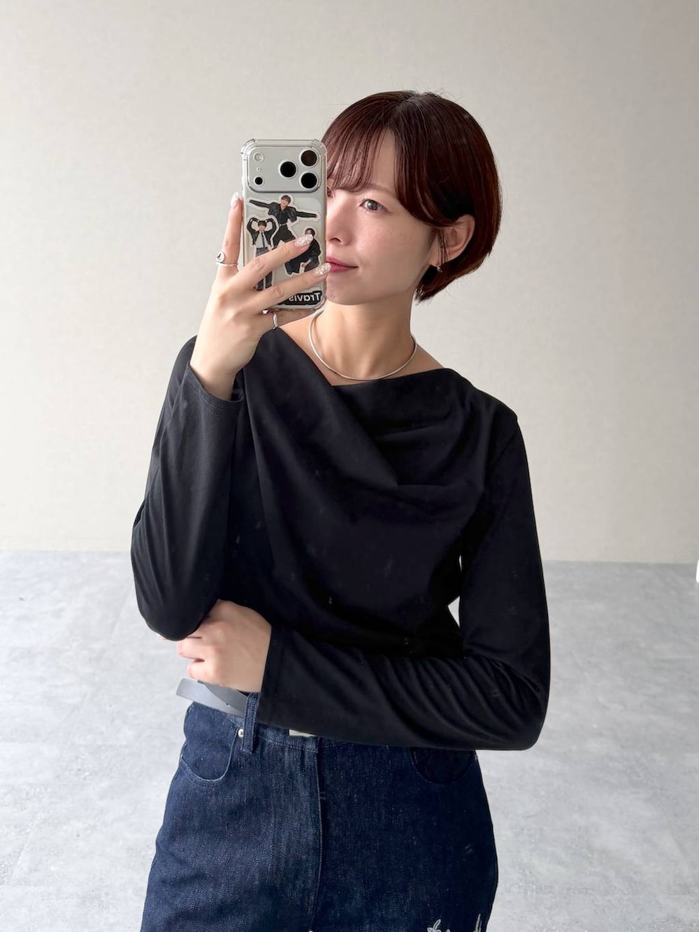 ブラック系のサンダル、ブルー系のデニムパンツ、ブラック系のTシャツ/カットソーを着用したレディースの秋コーディネートの9枚目の写真