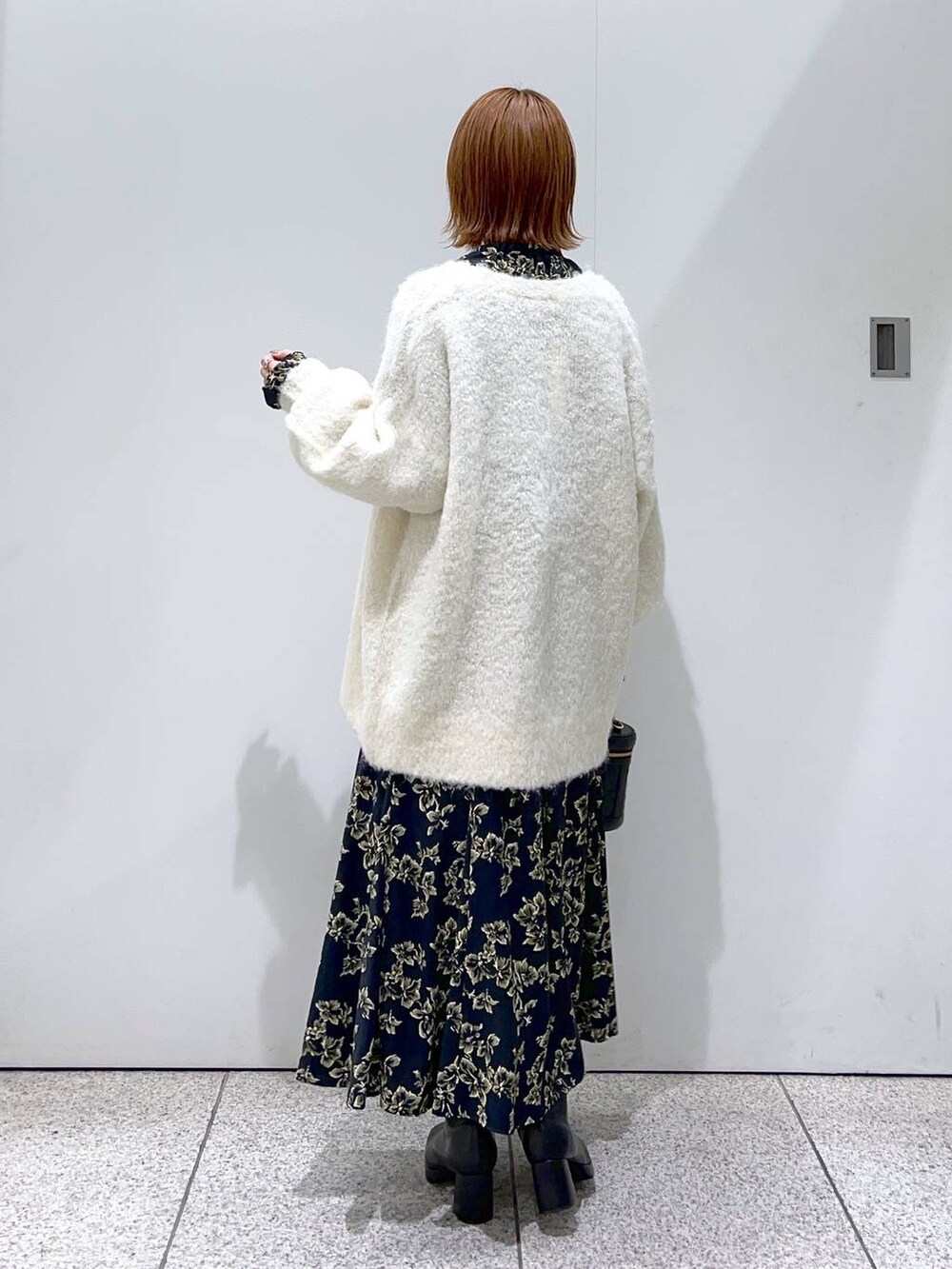 ブラック系のブーツ、ブラック系のスカート、ブラック系のシャツ/ブラウスを着用したレディースの秋コーディネートの3枚目の写真