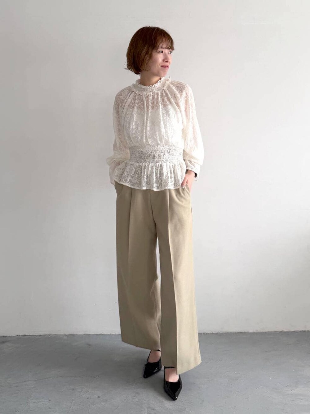 ベージュ系のテーラードジャケット、ベージュ系のその他パンツ、ブラック系のサンダルを着用したレディースの春コーディネートの5枚目の写真