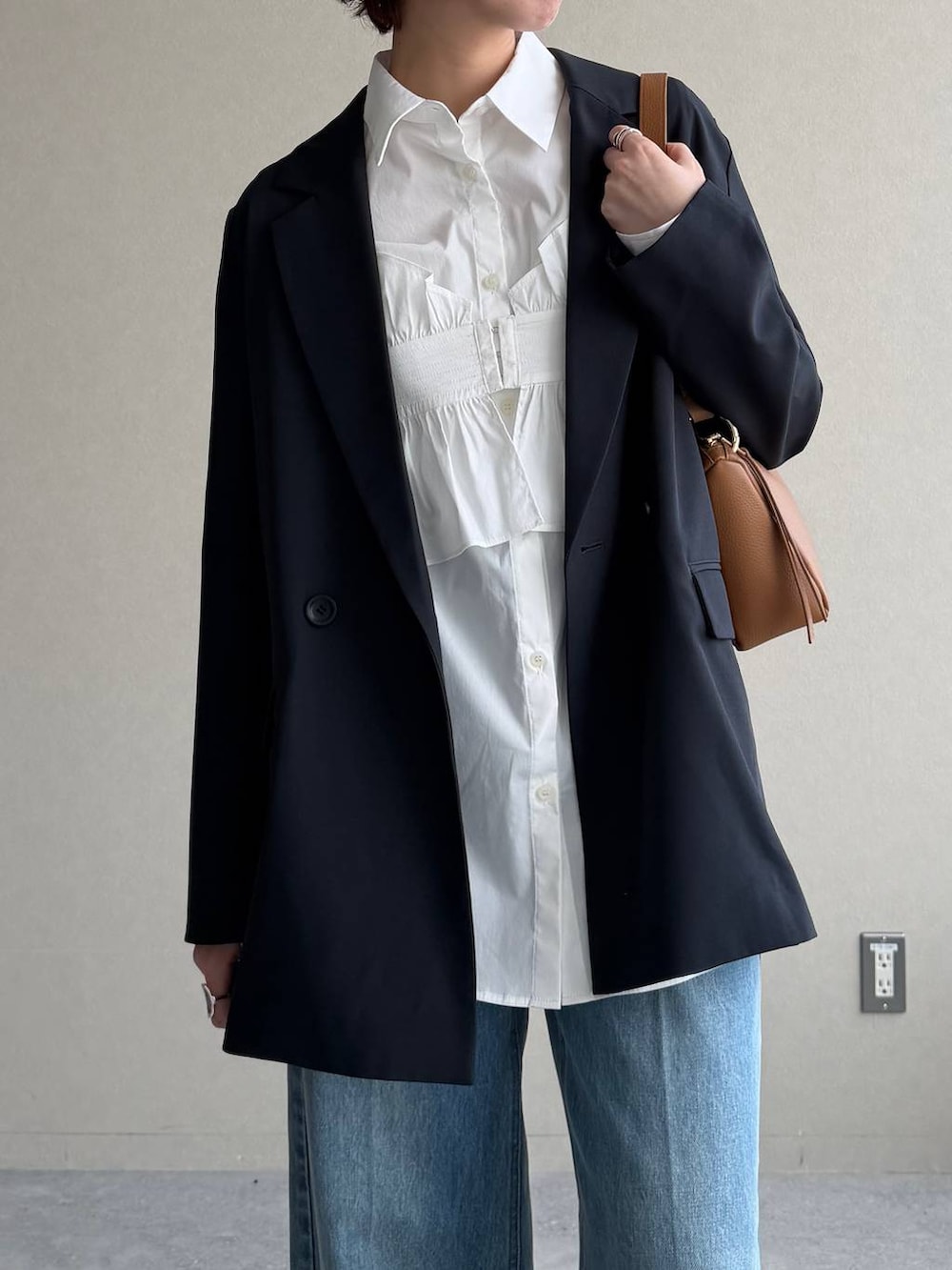 ブラウン系のサンダル、ホワイト系のシャツ/ブラウス、ブルー系のテーラードジャケットを着用したレディースの冬コーディネートの4枚目の写真