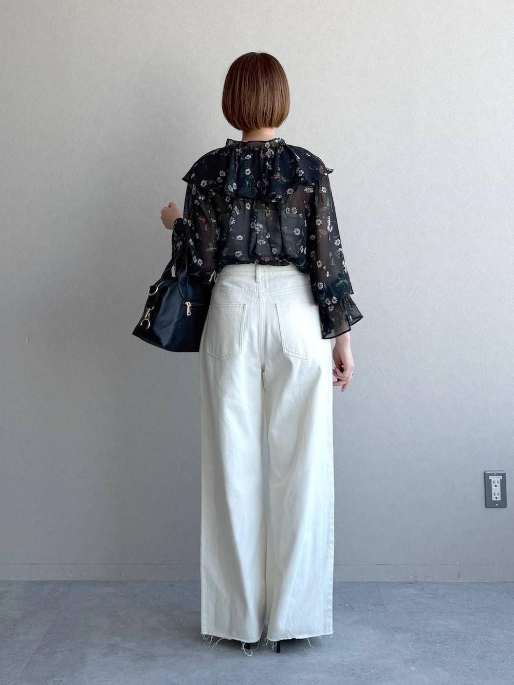 ブラック系のボストンバッグ、ブラック系のサンダル、ブラック系のシャツ/ブラウスを着用したレディースの春コーディネートの3枚目の写真