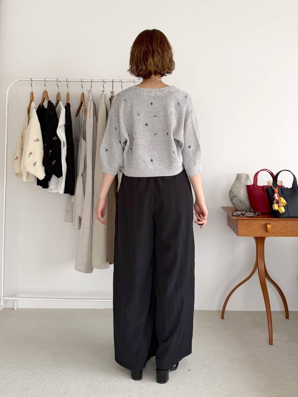 ブラック系のその他パンツ、グレー系のカーディガン/ボレロ、ブラック系のベルトを着用したレディースの春コーディネートの3枚目の写真