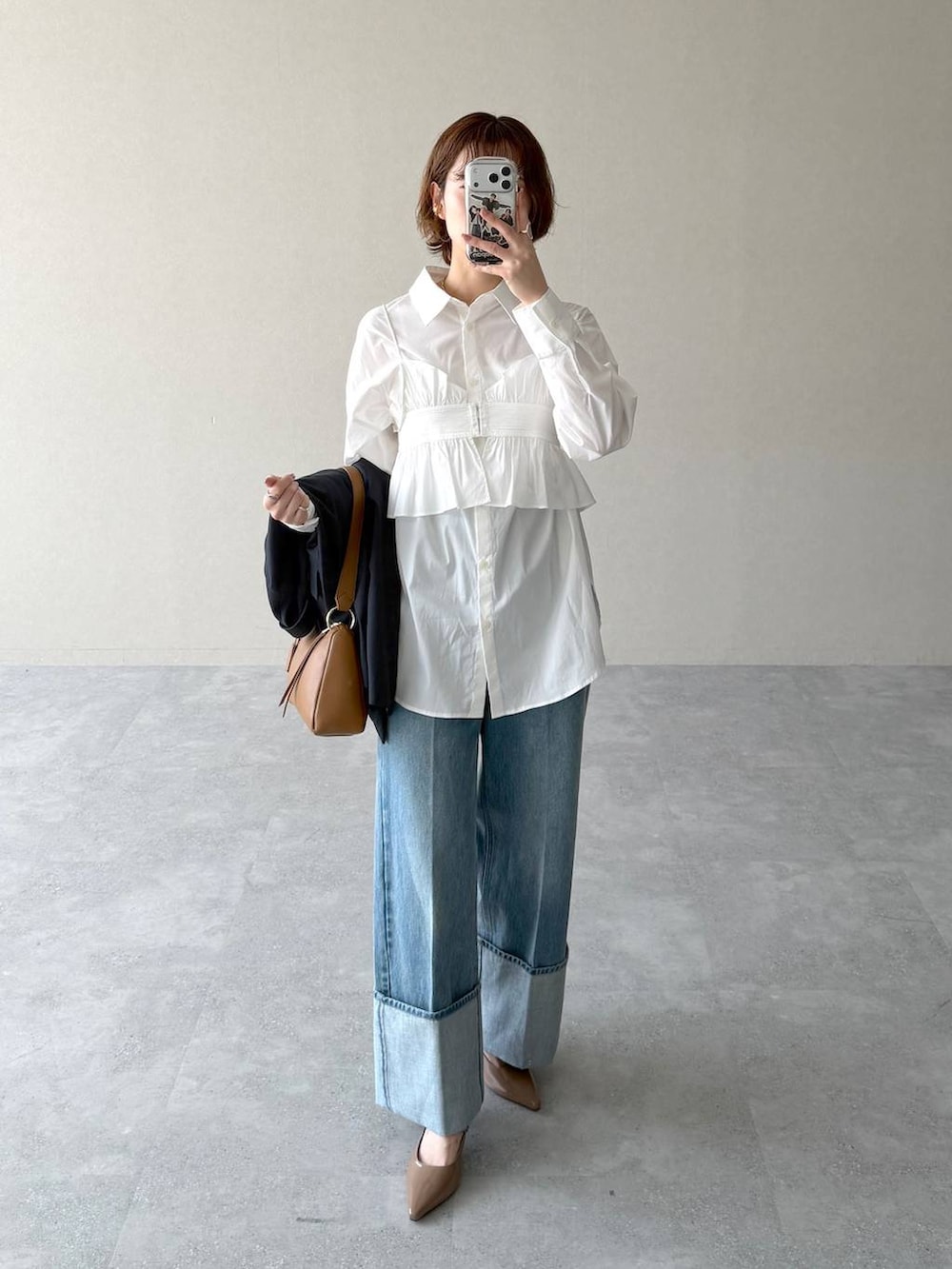 ブラウン系のサンダル、ホワイト系のシャツ/ブラウス、ブルー系のテーラードジャケットを着用したレディースの冬コーディネートの8枚目の写真