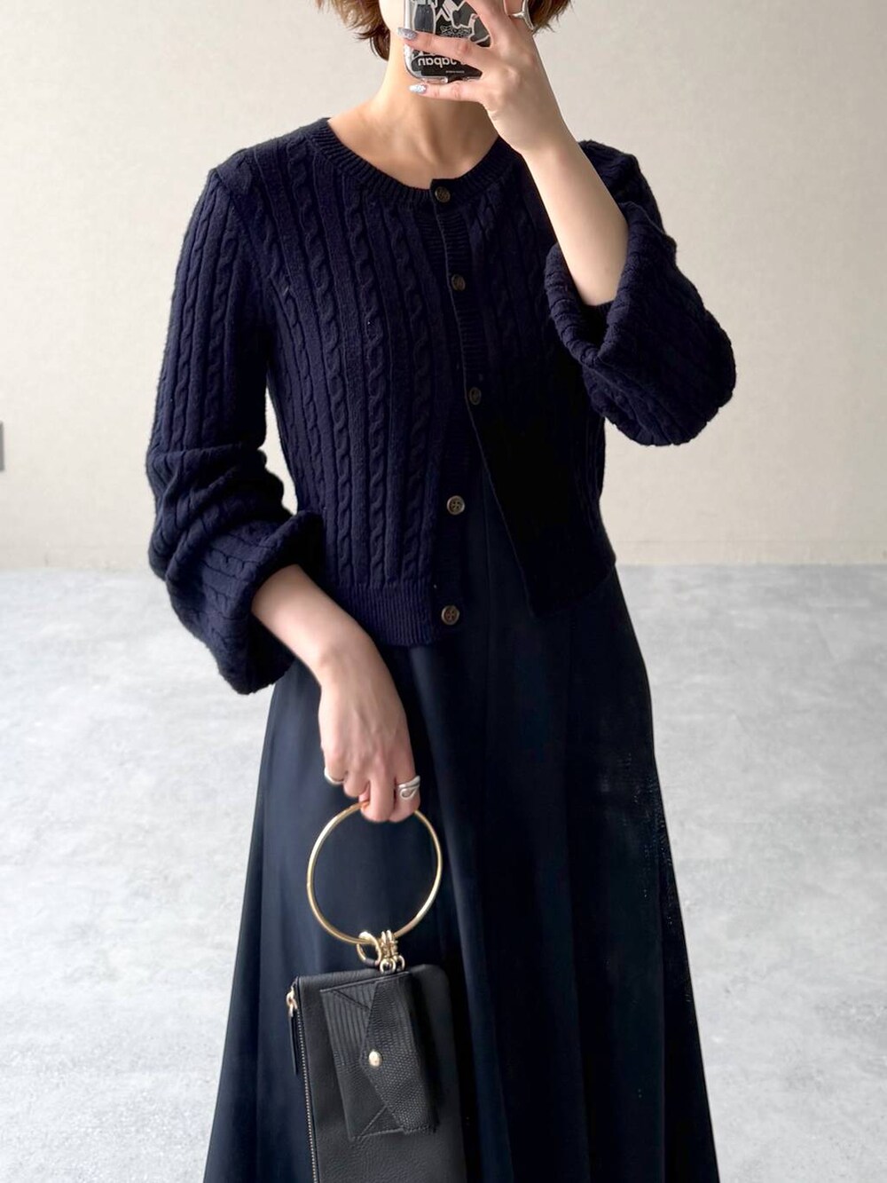 ブルー系のワンピース、ブラック系のパンプス、ブラック系のショルダーバッグを着用したレディースの冬コーディネートの4枚目の写真