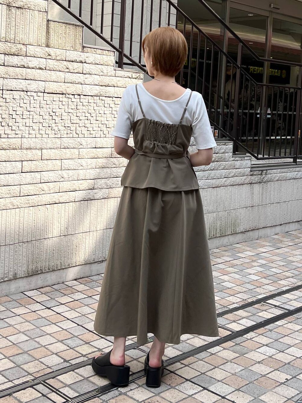 ブラック系のサンダル、ホワイト系のTシャツ/カットソー、ブラック系のショルダーバッグを着用したレディースの夏コーディネートの3枚目の写真