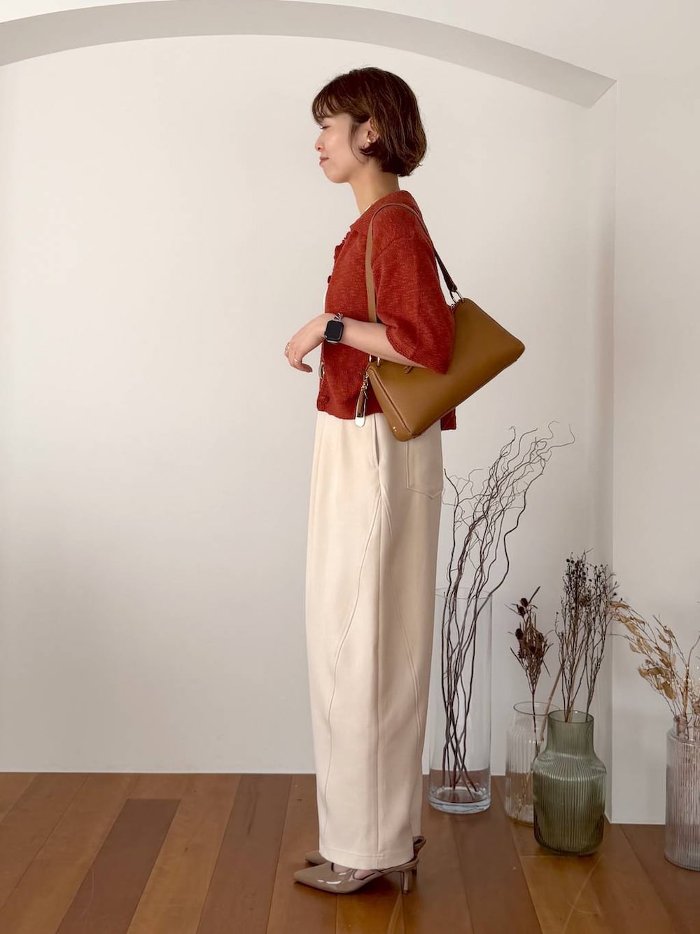 ホワイト系のその他パンツ、ブラウン系のサンダル、イエロー系のショルダーバッグを着用したレディースの春コーディネートの2枚目の写真