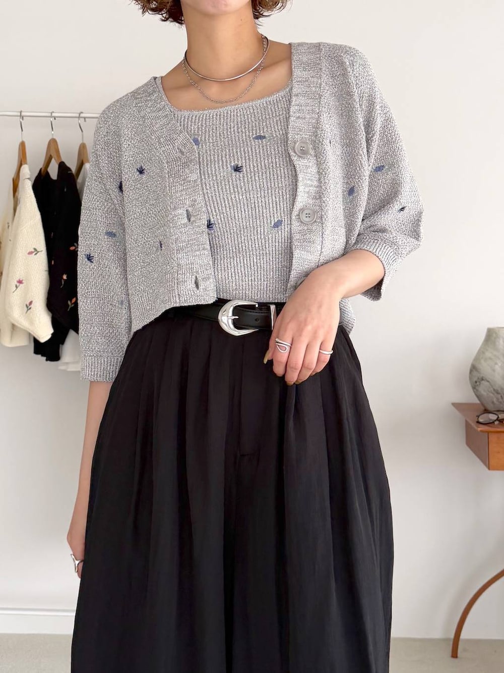 ブラック系のその他パンツ、グレー系のカーディガン/ボレロ、ブラック系のベルトを着用したレディースの春コーディネートの4枚目の写真