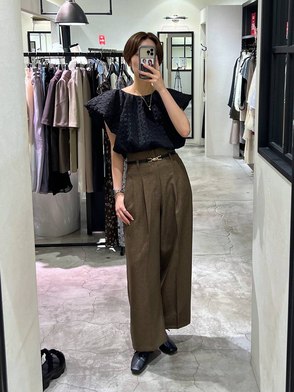 ブラック系のショルダーバッグ、ブラウン系のその他パンツ、ブラック系のドレスシューズを着用したレディースの夏コーディネートの6枚目の写真